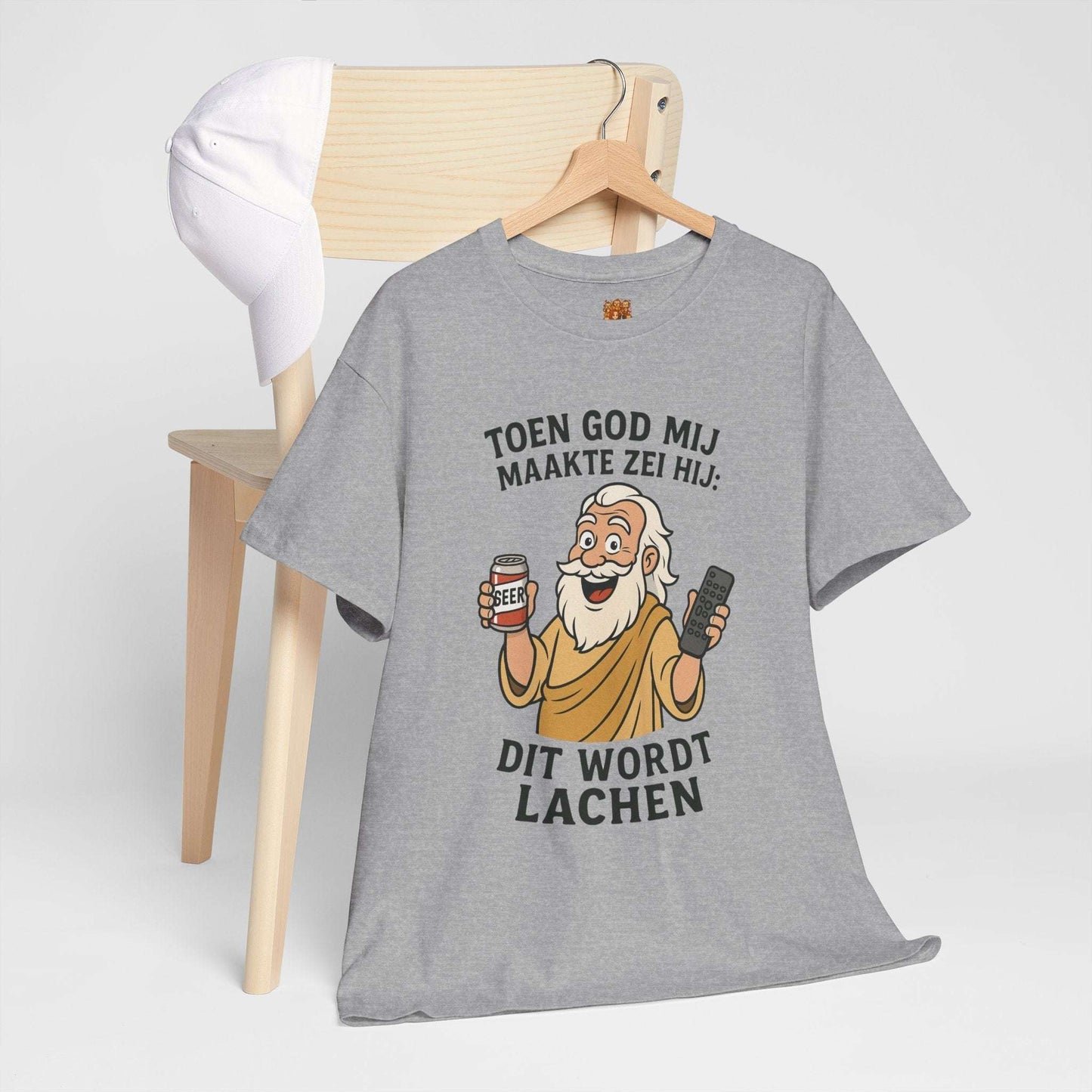 humor shirt toen god mij maakten zei hij sport grey hangend aan kledinghanger aan stoel rugleuning