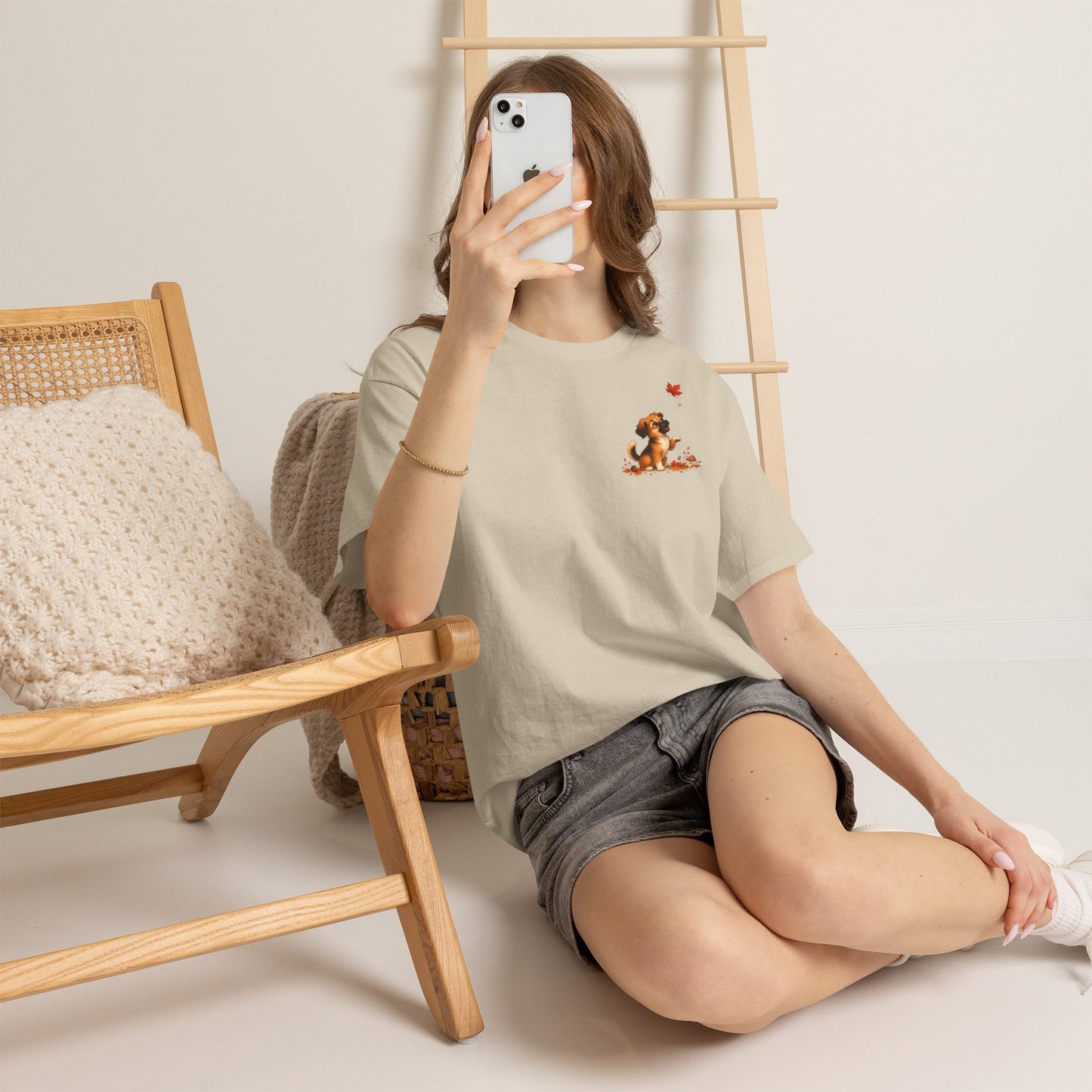 Novi Leaf Chaser Herfst T-Shirt – Unisex Dubbelzijdig Bedrukt | Schattig Herfst Honden Shirt | Gildan 5000