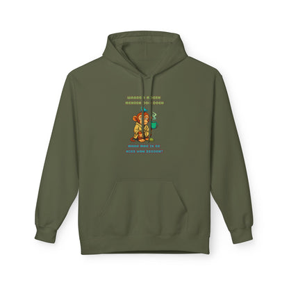 hoodie humor dom mensen Military Green. Capuchon met trekkoord en buidelzak. Afbeelding aapje in ochtendjas met beker in hand zittend op de grond met een vogeltje op zijn hoofd. en tekst waarom mogen mensen dom doen, maar mag ik er niks van zeggen?