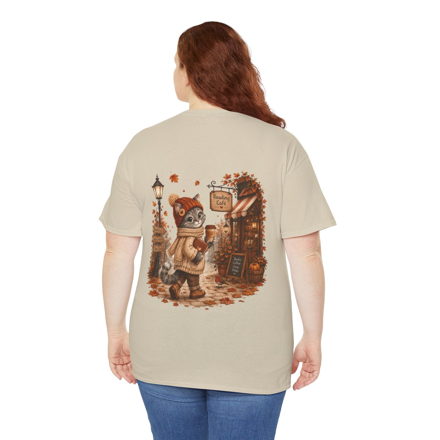 Shelby Cozy Reading Café Herfst T-Shirt – Unisex Dubbelzijdig Bedrukt | Cozy Kat Shirt | Gildan 5000