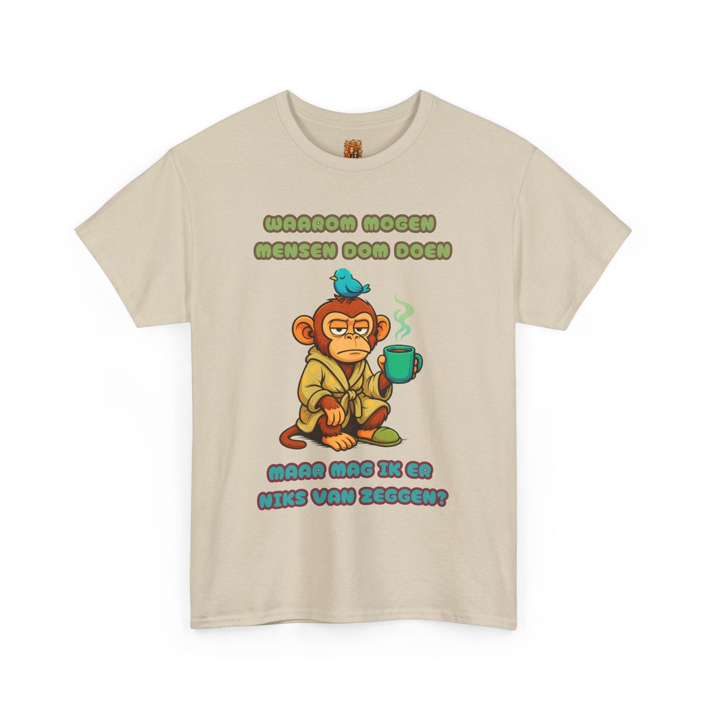 shirt 5 kleuren dom mensen humor sand. Tekst Waarom mogen mensen dom doen, maar mag ik er niks van zeggen? met aapje in ochtendjas zitten op de grond  pantoffel aan. beker in zijn hand en klein vogeltje op zijn hoofd. Humor unisex shirt.