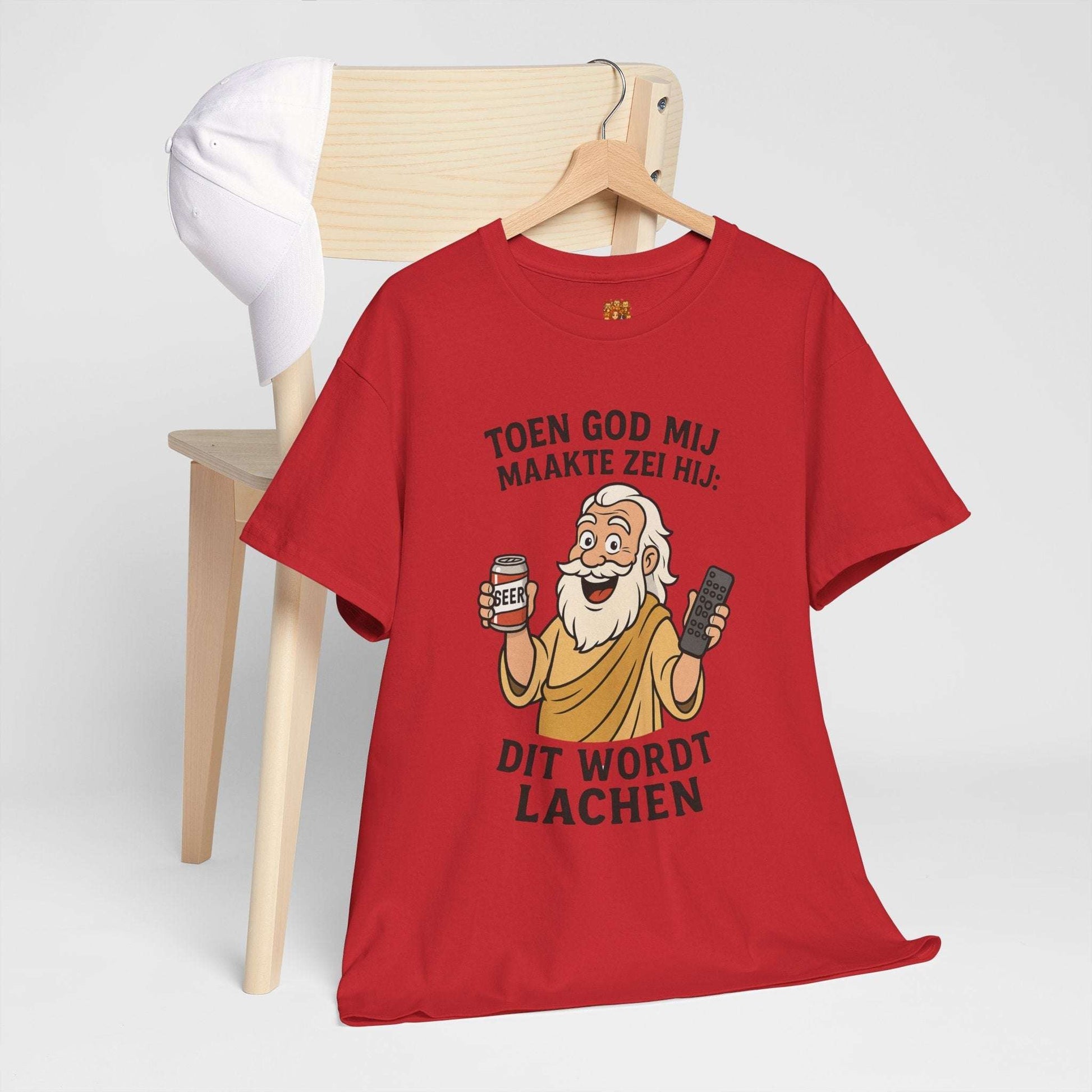 humor shirt toen god mij maakten zei hij Red hangend aan kledinghanger hangt aan stoel rugleuning