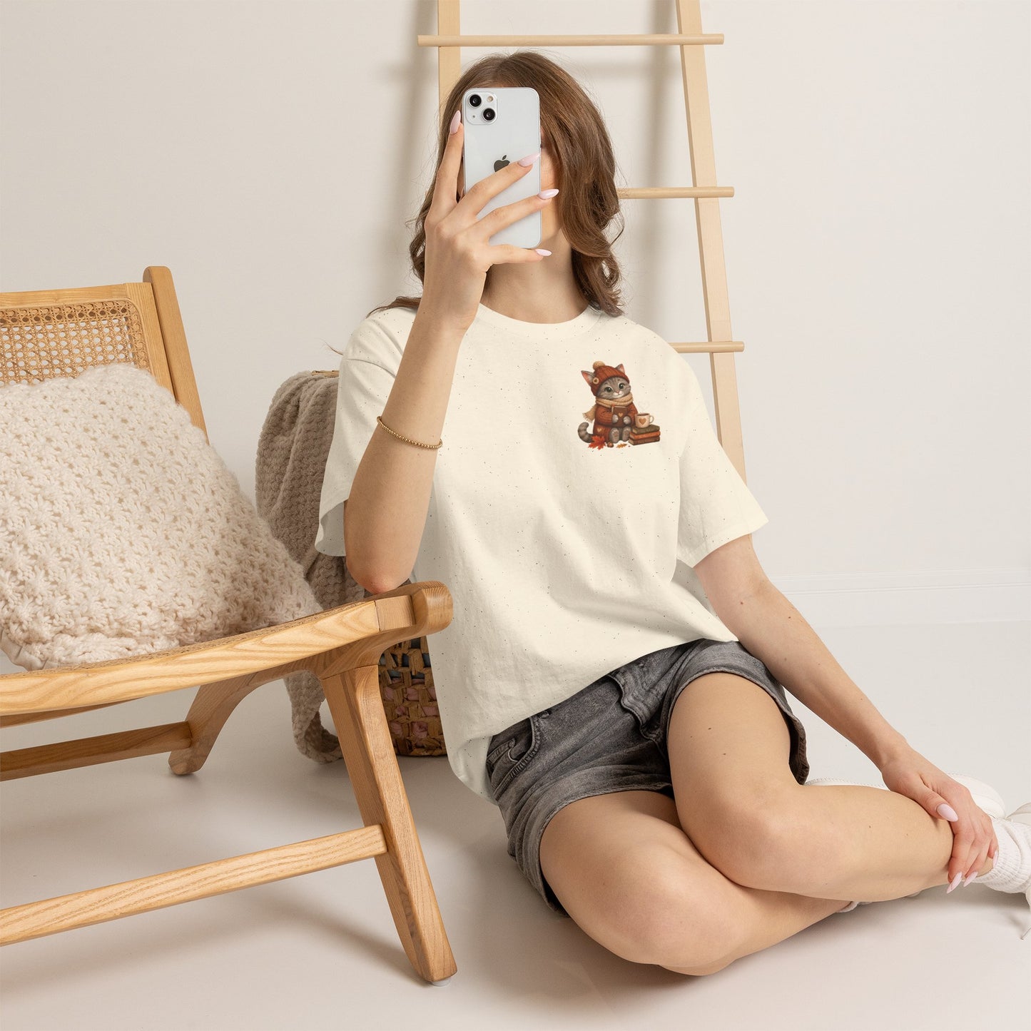 Shelby Cozy Reading Café Herfst T-Shirt – Unisex Dubbelzijdig Bedrukt | Cozy Kat Shirt | Gildan 5000