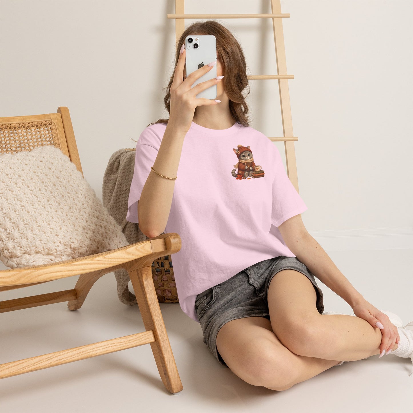 Shelby Cozy Reading Café Herfst T-Shirt – Unisex Dubbelzijdig Bedrukt | Cozy Kat Shirt | Gildan 5000
