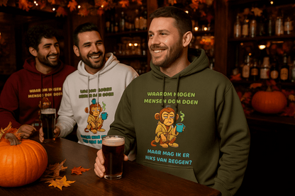 Drie mannen dragen de “Waarom mogen mensen dom doen” humor hoodie met anime-cartoon aap in ochtendjas, 1 pantoffel aan, beker warme drank en vogeltje op het hoofd. Kleuren Military Green, Sand, Maron en Wit – Creatieve Aap.