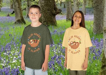 Kinder T-shirt Mijn Hobby is Slapen – Luiaard Kids Shirt – Yellow Haze & Military Green