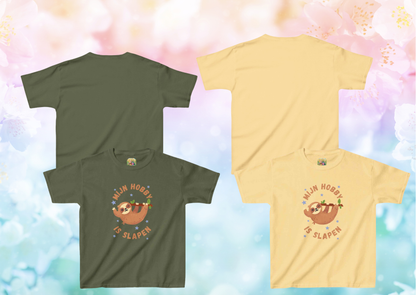 Kinder T-shirt Mijn Hobby is Slapen – Luiaard Kids Shirt – Yellow Haze & Military Green